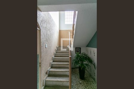 Casa à venda com 390m², 5 quartos e 5 vagas Casa à venda com 390m², 5 quartos e 5 vagasEscada