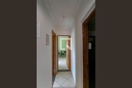 Casa à venda com 390m², 5 quartos e 5 vagas Casa à venda com 390m², 5 quartos e 5 vagasCorredor