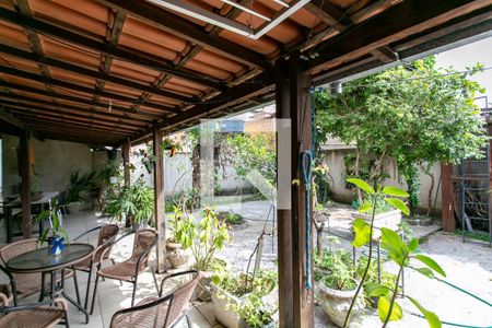 Casa à venda com 390m², 5 quartos e 5 vagas Casa à venda com 390m², 5 quartos e 5 vagasQuintal