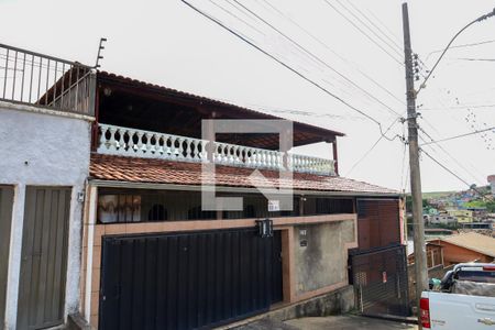 Casa à venda com 360m², 6 quartos e 2 vagas Casa à venda com 360m², 6 quartos e 2 vagasFachada