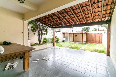 Garagem de casa para alugar com 4 quartos, 196m² em Rio Branco, Belo Horizonte