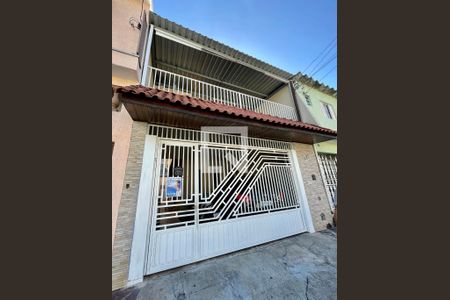 Casa à venda com 120m², 3 quartos e 2 vagas Casa à venda com 120m², 3 quartos e 2 vagasFachada