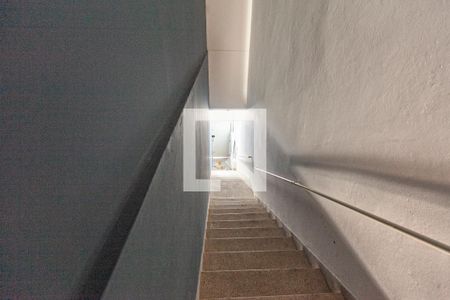 Casa para alugar com 220m², 2 quartos e sem vagaEscada de entrada