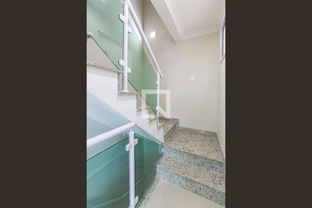Escada Hall Dormitórios de casa de condomínio para alugar com 3 quartos, 125m² em Vila Pires, Santo André