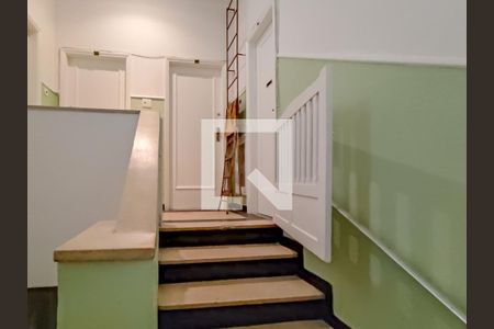 Apartamento à venda com 70m², 1 quarto e sem vaga Apartamento à venda com 70m², 1 quarto e sem vagaEscada