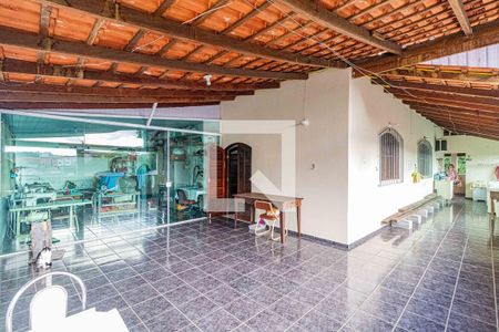 Casa à venda com 600m², 3 quartos e 4 vagas Casa à venda com 600m², 3 quartos e 4 vagasVaranda