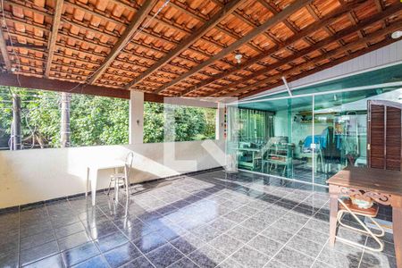 Casa à venda com 600m², 3 quartos e 4 vagas Casa à venda com 600m², 3 quartos e 4 vagasVaranda