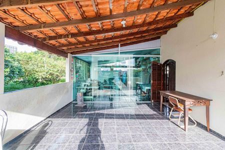 Casa à venda com 600m², 3 quartos e 4 vagas Casa à venda com 600m², 3 quartos e 4 vagasVaranda