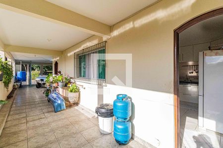 Casa à venda com 600m², 3 quartos e 4 vagas Casa à venda com 600m², 3 quartos e 4 vagasCorredor lateral