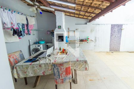 Casa de condomínio para alugar com 230m², 3 quartos e 2 vagasQuintal