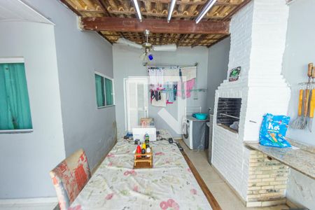 Casa de condomínio para alugar com 230m², 3 quartos e 2 vagasQuintal