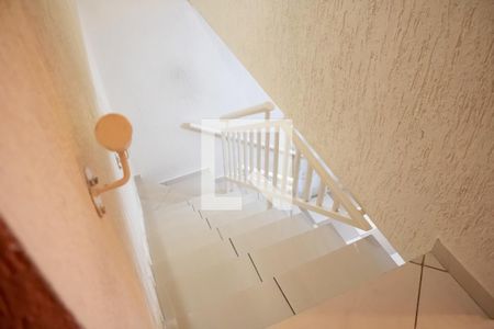 Casa à venda com 120m², 4 quartos e 1 vaga Casa à venda com 120m², 4 quartos e 1 vagaEscada