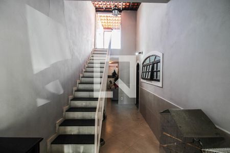 Casa de condomínio para alugar com 175m², 4 quartos e 3 vagasEscada