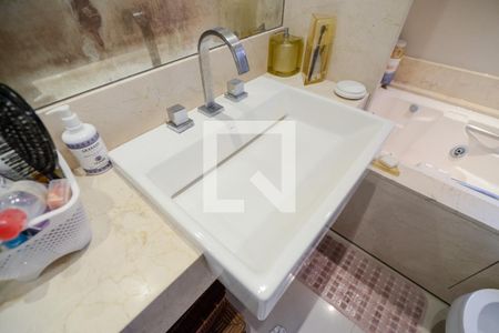 Apartamento à venda com 187m², 4 quartos e 3 vagasBanheiro da Suíte 2