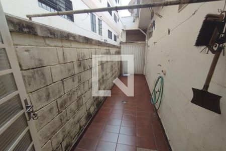 Casa para alugar com 218m², 3 quartos e 2 vagas Casa para alugar com 218m², 3 quartos e 2 vagasCorredor lateral