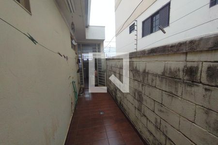 Casa para alugar com 218m², 3 quartos e 2 vagas Casa para alugar com 218m², 3 quartos e 2 vagasCorredor lateral