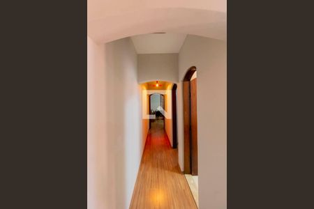 Casa à venda com 200m², 4 quartos e 2 vagasCorredor