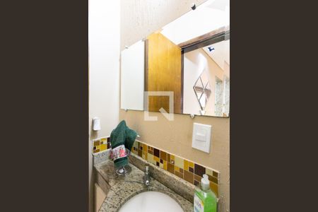 Casa de condomínio à venda com 140m², 3 quartos e 4 vagasLavabo