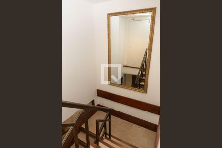 Casa à venda com 485m², 5 quartos e 3 vagasEscada subsolo