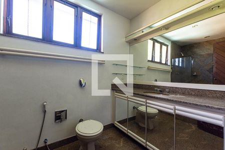 Casa de condomínio à venda com 600m², 5 quartos e 4 vagasBanheiro