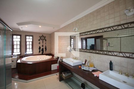 Casa à venda com 640m², 4 quartos e 4 vagasBanheiro da Suite Master