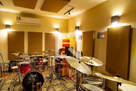 Casa à venda com 180m², 2 quartos e 2 vagas Casa à venda com 180m², 2 quartos e 2 vagasEstúdio 2