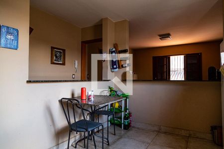 Casa à venda com 180m², 2 quartos e 2 vagas Casa à venda com 180m², 2 quartos e 2 vagasCozinha