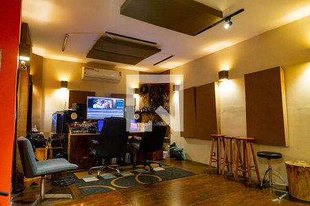 Casa à venda com 180m², 2 quartos e 2 vagas Casa à venda com 180m², 2 quartos e 2 vagasEstúdio 1