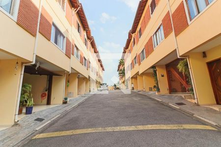 Casa de condomínio à venda com 198m², 3 quartos e 4 vagas Casa de condomínio à venda com 198m², 3 quartos e 4 vagasCondomínio