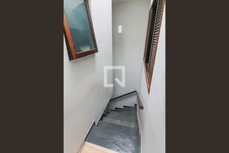 Casa de condomínio à venda com 198m², 3 quartos e 4 vagas Casa de condomínio à venda com 198m², 3 quartos e 4 vagasEscada