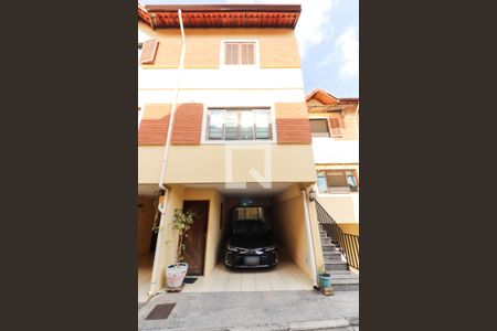 Casa de condomínio à venda com 198m², 3 quartos e 4 vagas Casa de condomínio à venda com 198m², 3 quartos e 4 vagasFachada