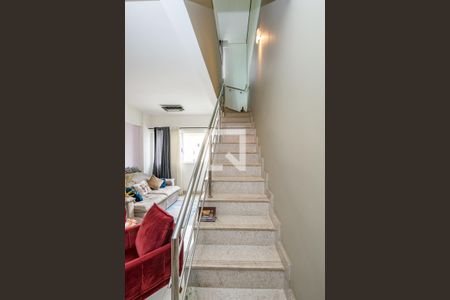 Apartamento à venda com 160m², 3 quartos e 3 vagas Apartamento à venda com 160m², 3 quartos e 3 vagasEscada