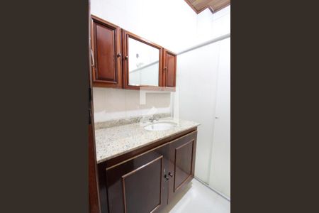 Casa de condomínio à venda com 230m², 4 quartos e 6 vagasBanheiro Social