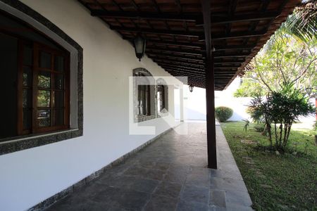 Casa de condomínio à venda com 230m², 4 quartos e 6 vagasVaranda da Entrada