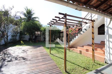 Casa de condomínio à venda com 230m², 4 quartos e 6 vagasQuintal