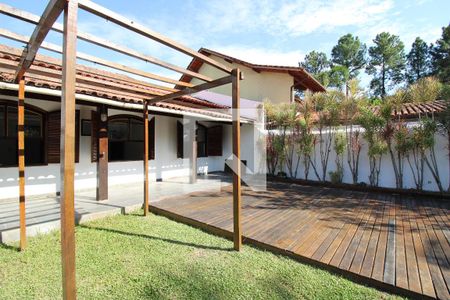 Casa de condomínio à venda com 230m², 4 quartos e 6 vagasQuintal