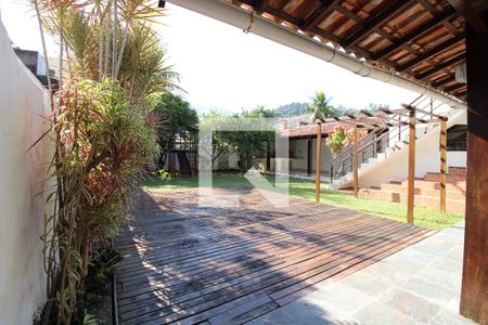 Casa de condomínio à venda com 230m², 4 quartos e 6 vagasQuintal