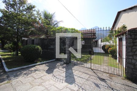 Casa de condomínio à venda com 230m², 4 quartos e 6 vagasFachada