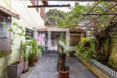 Casa à venda com 200m², 3 quartos e 2 vagas Casa à venda com 200m², 3 quartos e 2 vagasQuintal Fundos