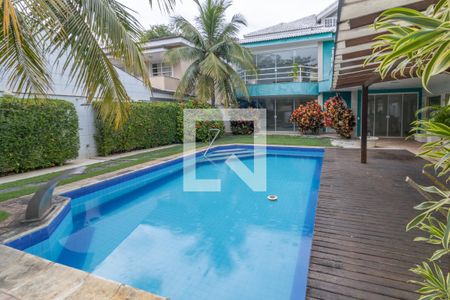 Casa de condomínio à venda com 600m², 6 quartos e 4 vagas Casa de condomínio à venda com 600m², 6 quartos e 4 vagasÁrea externa - Piscina