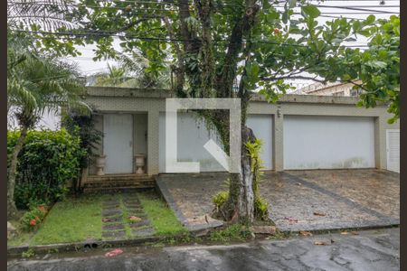 Casa de condomínio à venda com 600m², 6 quartos e 4 vagas Casa de condomínio à venda com 600m², 6 quartos e 4 vagasFachada