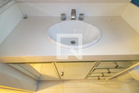 Casa de condomínio à venda com 600m², 6 quartos e 4 vagas Casa de condomínio à venda com 600m², 6 quartos e 4 vagasSuíte 1 - Banheiro