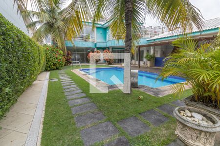 Casa de condomínio à venda com 600m², 6 quartos e 4 vagas Casa de condomínio à venda com 600m², 6 quartos e 4 vagasÁrea externa