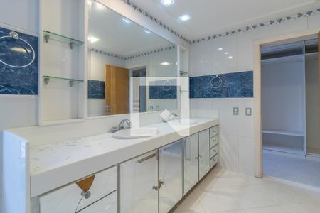 Casa de condomínio à venda com 600m², 6 quartos e 4 vagas Casa de condomínio à venda com 600m², 6 quartos e 4 vagasSuíte 3 - Banheiro