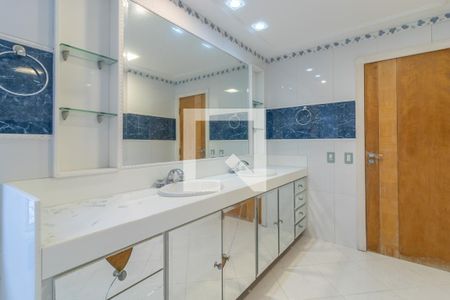 Casa de condomínio à venda com 600m², 6 quartos e 4 vagas Casa de condomínio à venda com 600m², 6 quartos e 4 vagasSuíte 3 - Banheiro