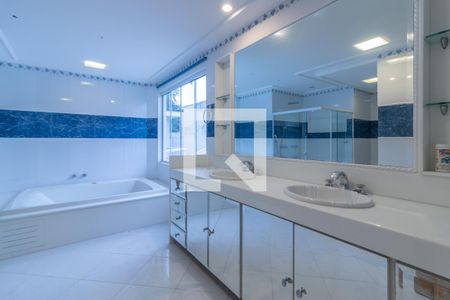 Casa de condomínio à venda com 600m², 6 quartos e 4 vagas Casa de condomínio à venda com 600m², 6 quartos e 4 vagasSuíte 3 - Banheiro