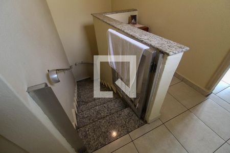 Casa à venda com 290m², 3 quartos e 2 vagas Casa à venda com 290m², 3 quartos e 2 vagasEscada