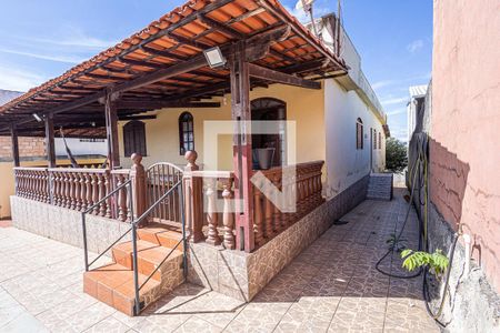 Casa à venda com 610m², 3 quartos e 7 vagas Casa à venda com 610m², 3 quartos e 7 vagasQuintal / Vagas de garagem