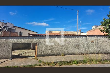 Casa à venda com 610m², 3 quartos e 7 vagas Casa à venda com 610m², 3 quartos e 7 vagasFachada