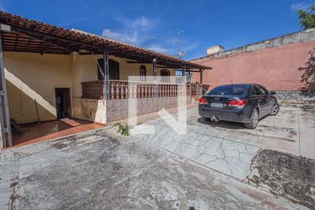 Casa à venda com 610m², 3 quartos e 7 vagas Casa à venda com 610m², 3 quartos e 7 vagasQuintal / Vagas de garagem